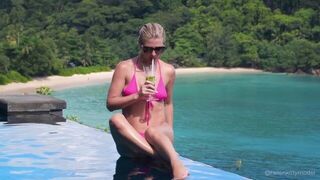 Она любит сосать большой член и жестко трахаться в каждом отпуске. Посмотрите! порно